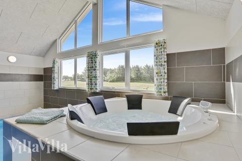 Njut av spabadets värme i lyxstuga nr 405 i Limfjorden