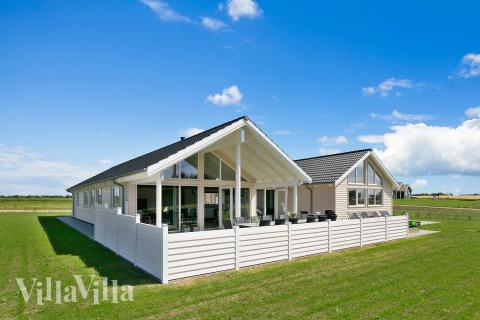 Den praktfulla poolstugan nr 405 med plats för 18 personer ligger i Limfjorden