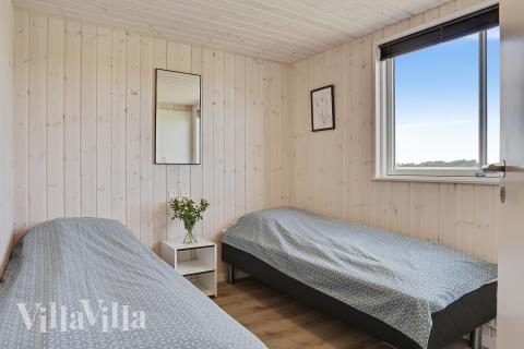 Ett av de 7 utmärkta sovrummen i lyxstuga nr 405 i Limfjorden.