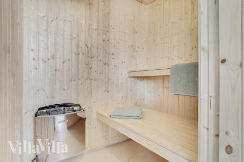 Njut av bastuvärmen i lyxstuga nr 405 för 18 personer