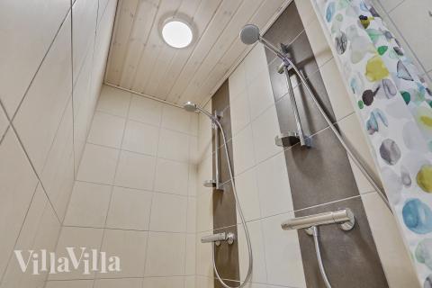 Ett av badrummen i lyxstuga nr 405