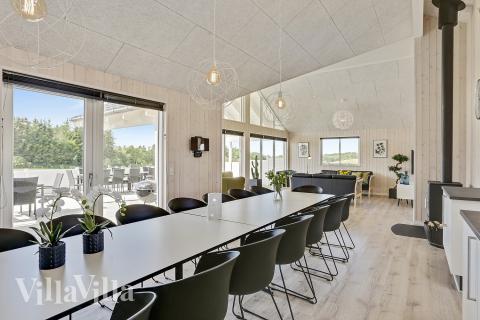 Vardagsrummet i lyxstuga nr. 405 har plats för 18 personer.