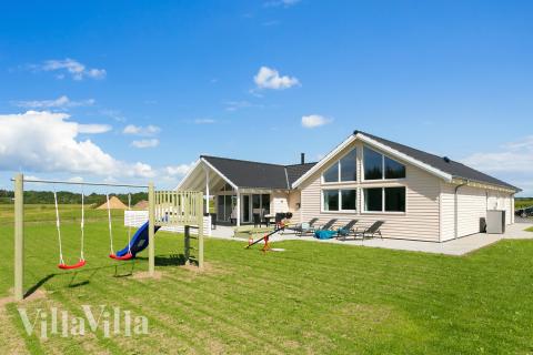 Den tjusiga sommarstugan nr 405 med gott om plats för upp till 18 personer