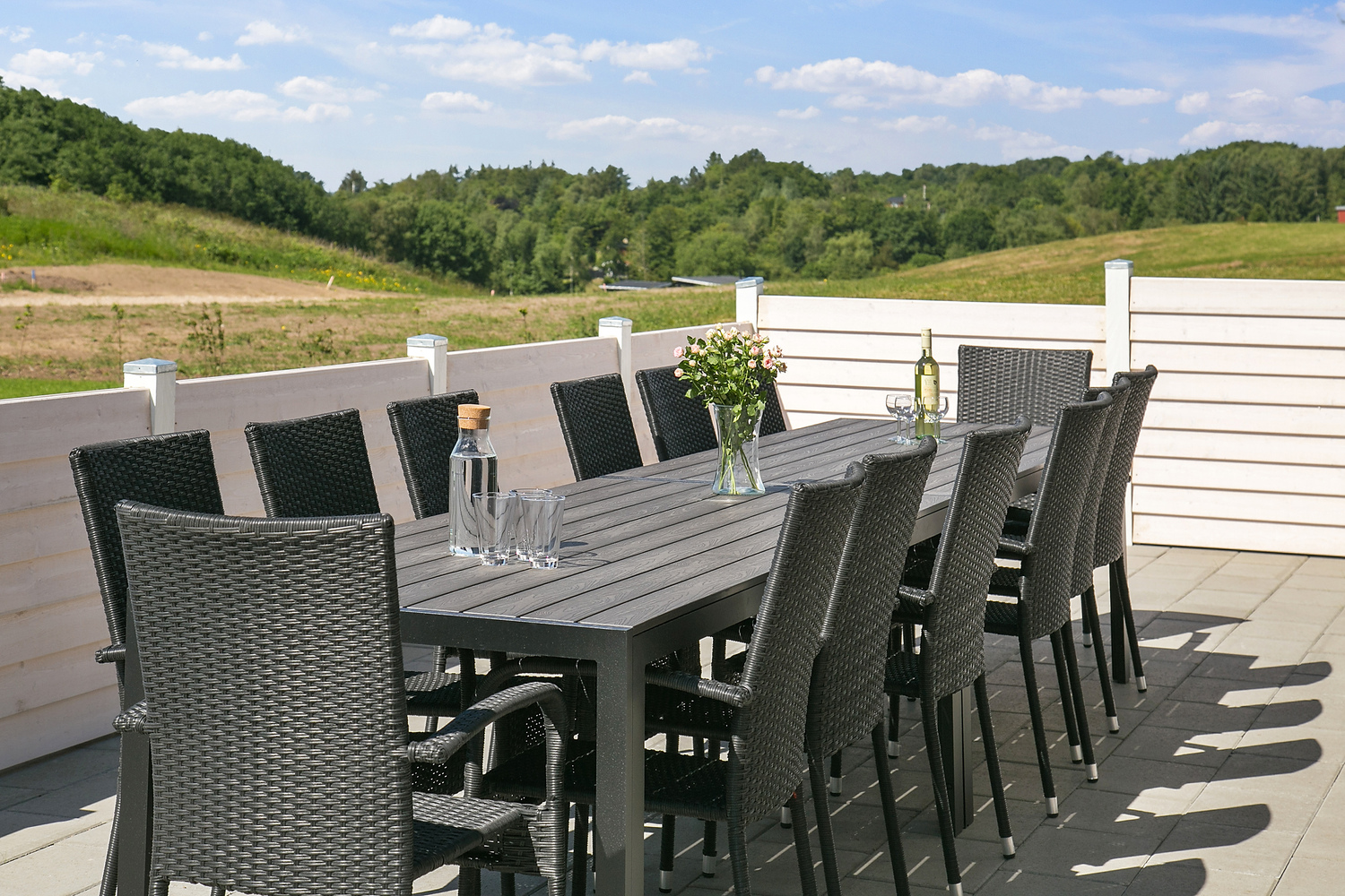 Njut av en grillkväll på terrassen i lyxstuga nr 405 i Limfjorden