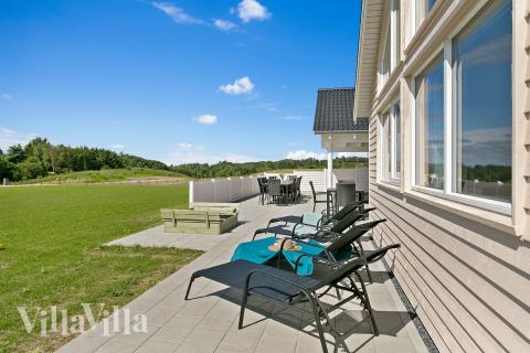 Lyxstuga nr 405 har en härlig terrass med sköna trädgårdsmöbler för 18 personer.