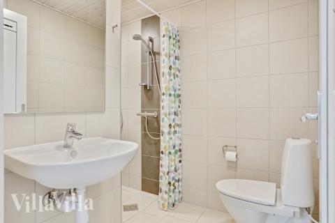 Ett duschrum finns i lyxstuga nr 405 för 18 personer.