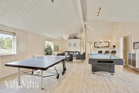 Aktivitetsrum i lyxstuga nr 406 med 9 sovrum och plats för 24 personer.