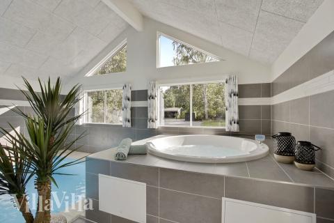 Njut av spabadets värme i lyxstuga nr 406 i Nordsjälland