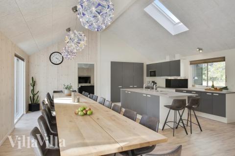 Det stora ljusa vardagsrummet i lyxstuga nr 406 för 24.