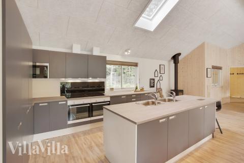 Köket i lyxstuga nr 406 är utrustat så att ni kan laga mat till 24 personer.