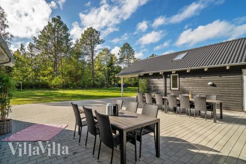 Lyxstuga nr 406 har en härlig terrass med sköna trädgårdsmöbler för 24 personer.