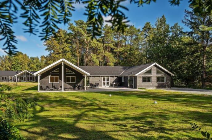 Den praktfulla poolstugan nr 406 med plats för 24 personer ligger i Nordsjälland