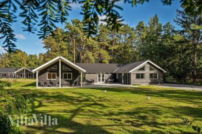 Den praktfulla poolstugan nr 406 med plats för 24 personer ligger i Nordsjälland