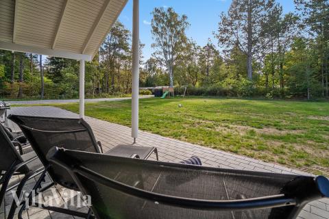 Till den trevliga sommarstugan nr 406 i Nordsjälland erbjuds en mängd utomhusaktiviteter, t.ex. lektorn och gungor