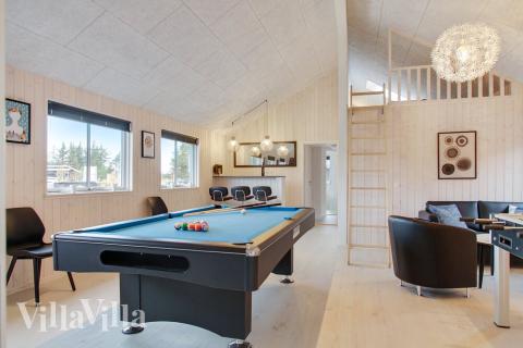 Förutom de många timmar som du kan tillbringa i stugans poolavdelning erbjuder lyxstuga 407 även biljard, bordtennis och dart