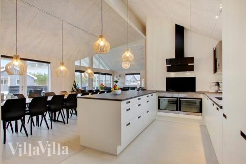 Köket i lyxstuga nr 407 är utrustat så att ni kan laga mat till 22 personer.