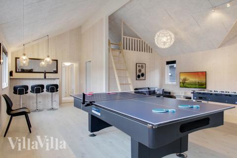 Lyxstuga 407 för 22 personer har ett stort aktivitetsrum med bl.a. biljard och dart