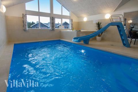 Sommarstuga 407 är inredd med en smakfull poolavdelning som har vattenrutschbana, ett stort inbyggt spapad och bastu