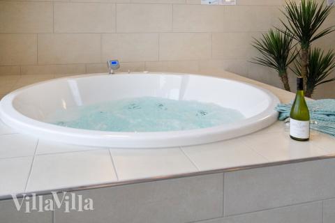 Njut av spabadets värme i lyxstuga nr 407 i Vestjylland