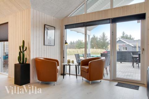 Vardagsrummet i lyxstuga nr. 407 har plats för 22 personer.