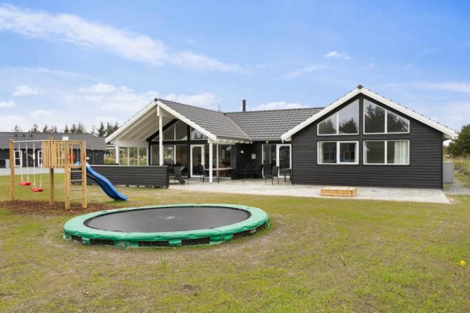 Den praktfulla poolstugan nr 407 med plats för 22 personer ligger i Vestjylland