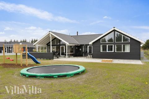 Den praktfulla poolstugan nr 407 med plats för 22 personer ligger i Vestjylland