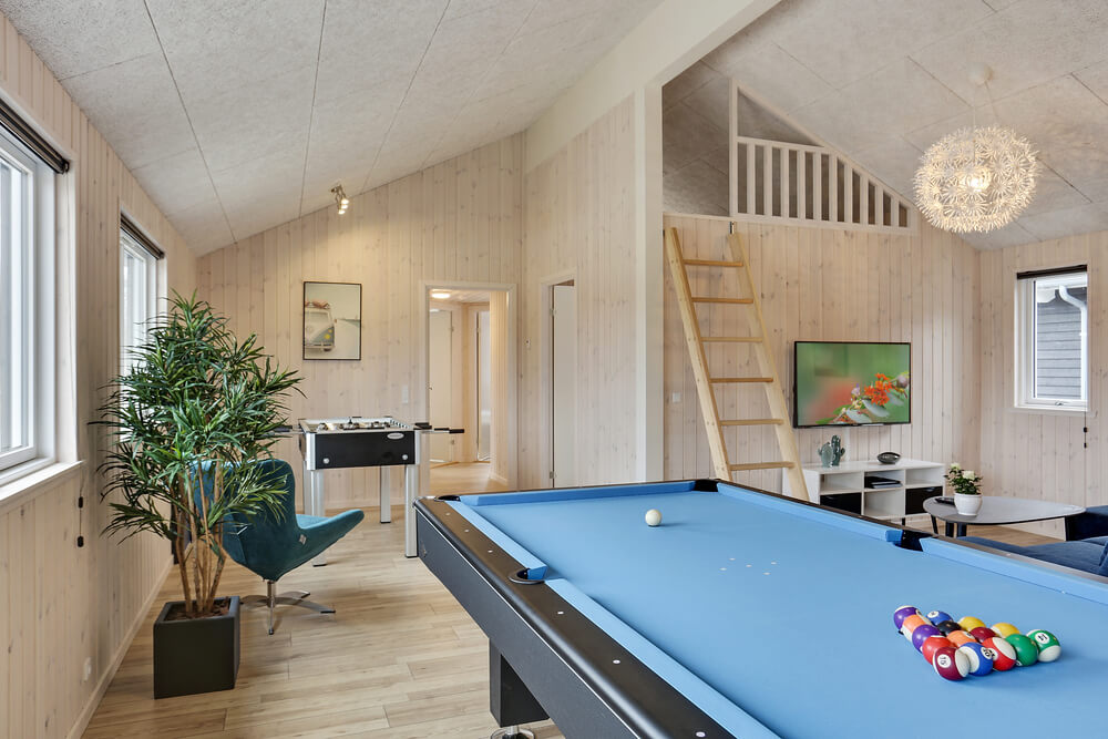 Förutom de många timmar som du kan tillbringa i stugans poolavdelning erbjuder lyxstuga 408 även biljard, bordtennis och dart