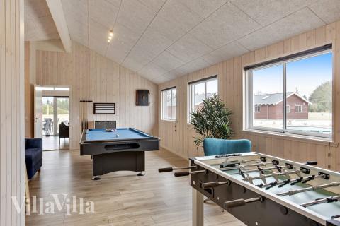 Aktivitetsrum i lyxstuga nr 408 med 7 sovrum och plats för 18 personer.