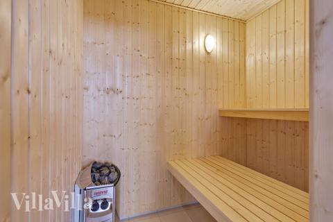 Njut av bastuvärmen i lyxstuga nr 408 för 18 personer