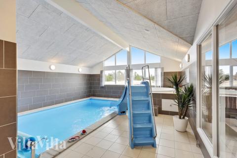 Ta ett dopp i poolen i lyxhus nr 408 i Nordjylland.