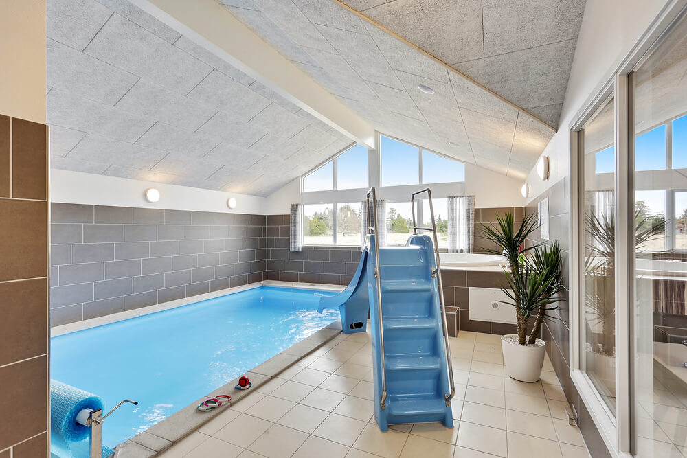 Ta ett dopp i poolen i lyxhus nr 408 i Nordjylland.