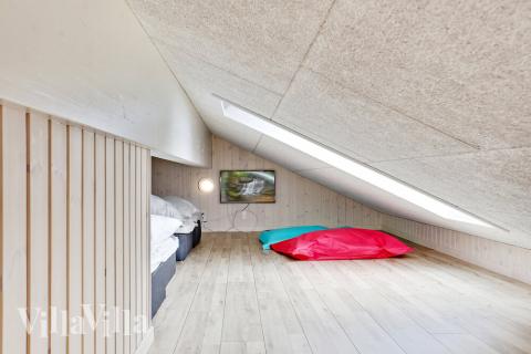 Några av de 18 sovplatserna finns på loftet i lyxstuga nr 408