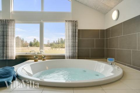 Njut av spabadets värme i lyxstuga nr 408 i Nordjylland