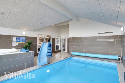 Sommarstuga 408 är inredd med en smakfull poolavdelning som har vattenrutschbana, ett stort inbyggt spapad och bastu