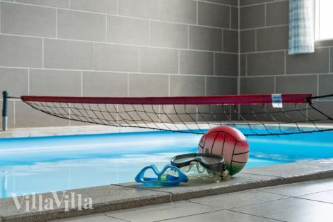 Den härliga poolen i lyxstuga nr 408 för 18 personer