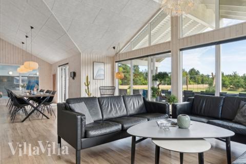 Soffhörnan i lyxstuga 408 i Nordjylland.