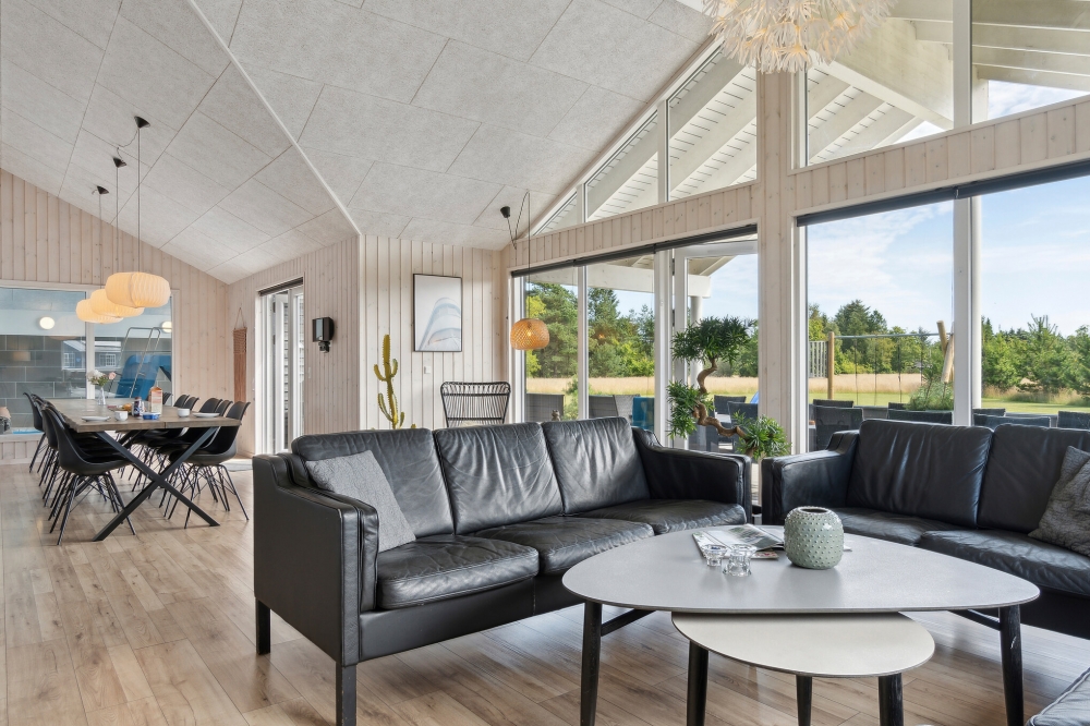 Soffhörnan i lyxstuga 408 i Nordjylland.