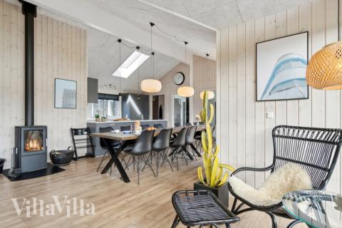 I soffhörnan i lyxstuga 408 i Nordjylland kan ni spela brädspel eller titta på film tillsammans.