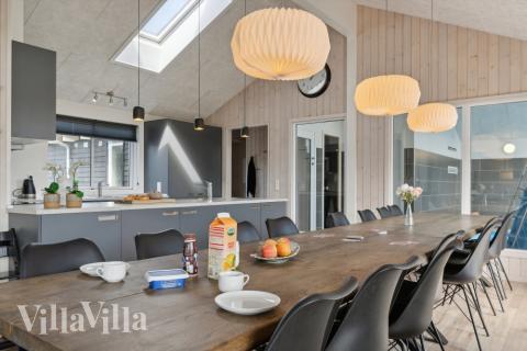 Det stora ljusa vardagsrummet i lyxstuga nr 408 för 18.