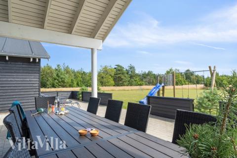 Njut av en grillkväll på terrassen i lyxstuga nr 408 i Nordjylland