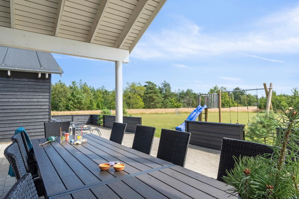 Njut av en grillkväll på terrassen i lyxstuga nr 408 i Nordjylland