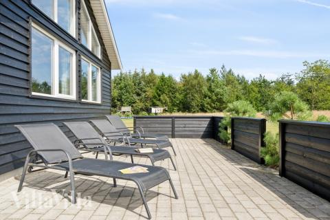 På terrassen i sommarhus nr 408 finns det plats för upp till 18 gäster.