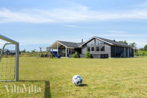 Till den trevliga sommarstugan nr 408 i Nordjylland erbjuds en mängd utomhusaktiviteter, t.ex. lektorn och gungor