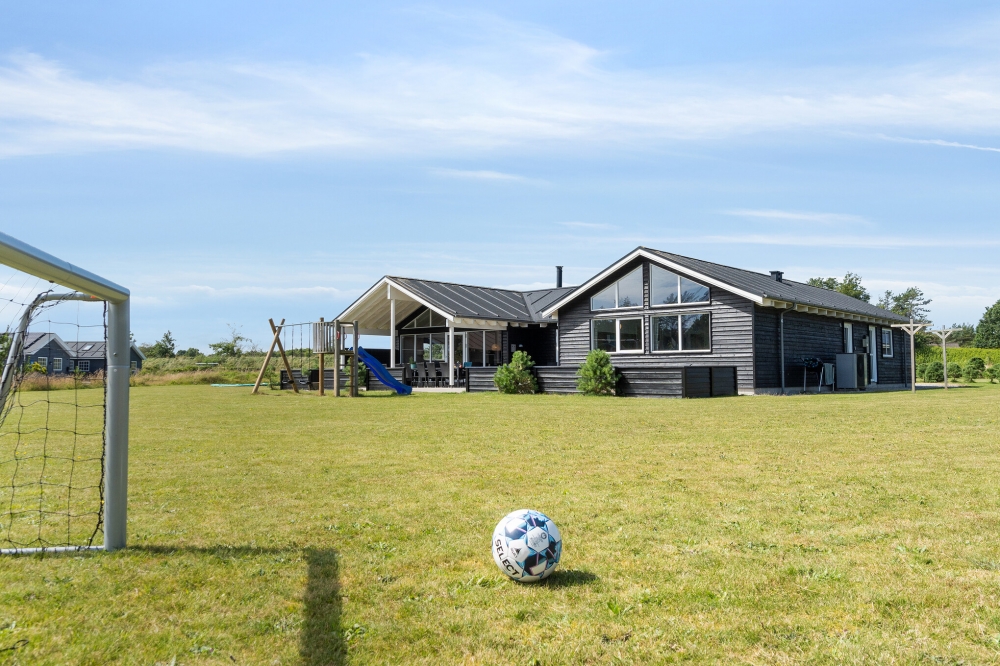 Till den trevliga sommarstugan nr 408 i Nordjylland erbjuds en mängd utomhusaktiviteter, t.ex. lektorn och gungor