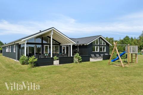 Den praktfulla poolstugan nr 408 med plats för 18 personer ligger i Nordjylland