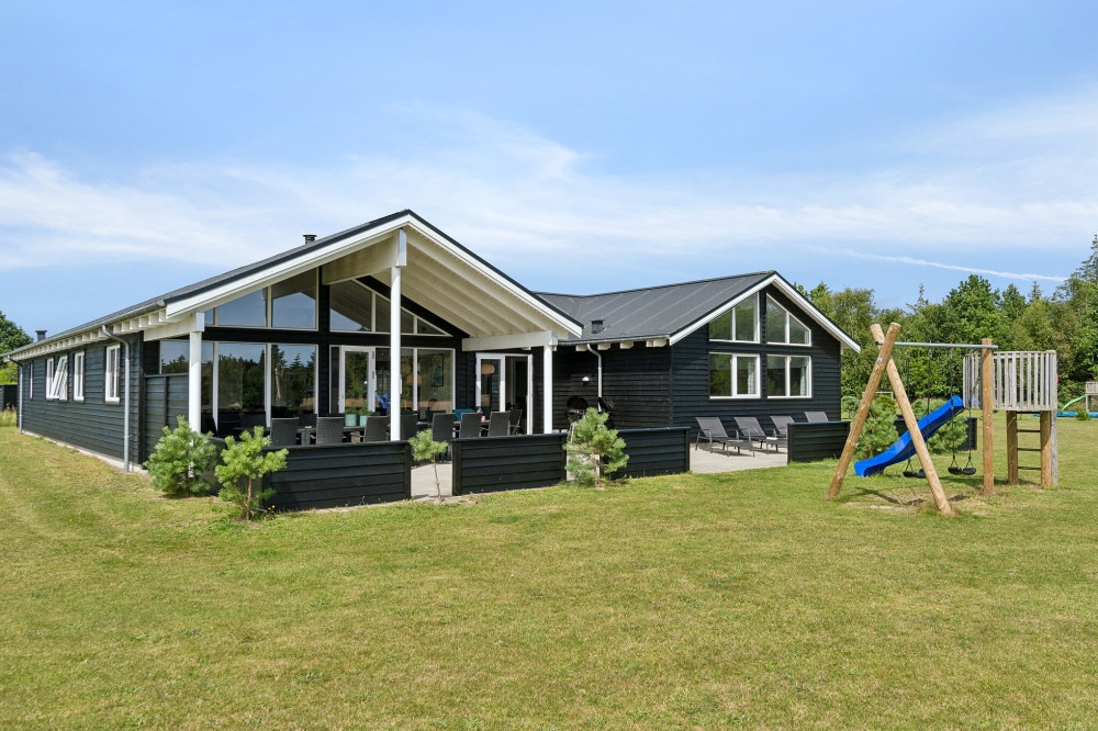 Den praktfulla poolstugan nr 408 med plats för 18 personer ligger i Nordjylland