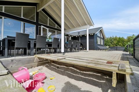 Stor terrass i lyxstuga nr 408 i Nordjylland.