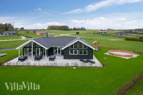 Den praktfulla poolstugan nr 392 med plats för 18 personer ligger i Fyn och öar