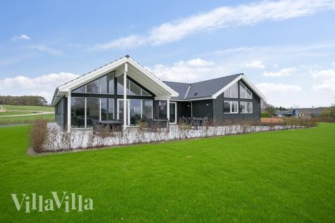 Njut av en grillkväll på terrassen i lyxstuga nr 392 i Fyn och öar