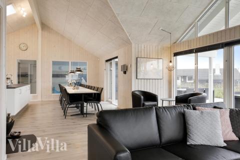 Det stora ljusa vardagsrummet i lyxstuga nr 392 för 18.